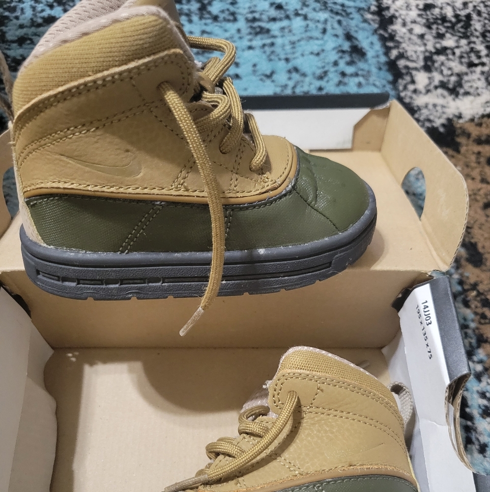 Kids Nike Boots 6c, green, tan